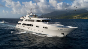 richmond-yachts-tri-deck-motor-yacht-huge-33801045f67d3460-8c23d66d