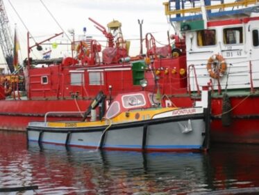 Open Tug with hydraulic crane