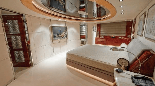 Interior Kisses Yacht